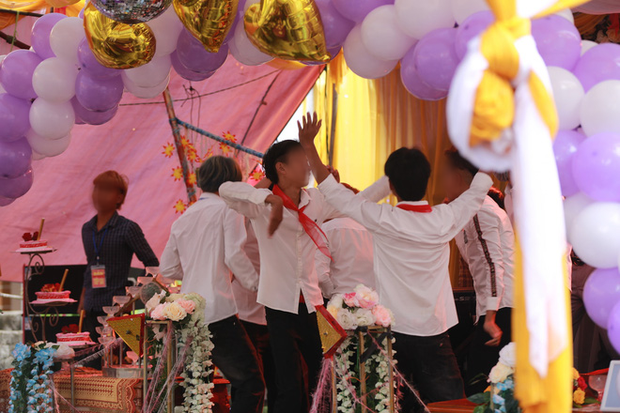 Những bạn bè đến tham dự Quatrian shbet hiện đang mở còn mặc áo sơ mi trắng và đeo khăn quàng đỏ.