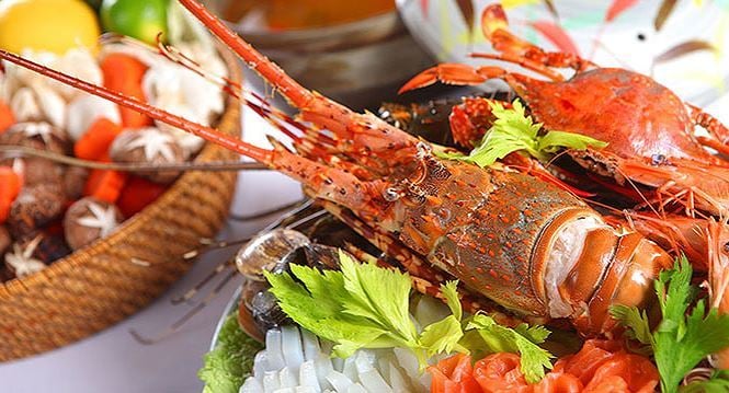 Không uống rượu bia khi ăn hải sản