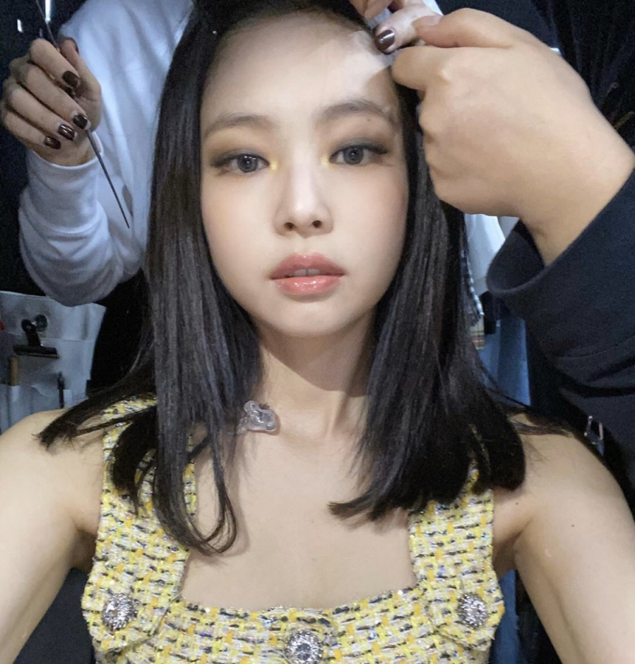 Mắt của Jennie vừa được kẻ eyeliner như mắt mèo vừa kết hợp với kiểu đánh mắt khói