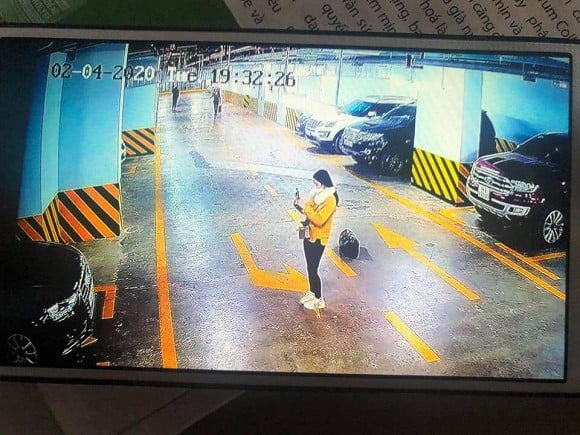 Cô gái được cho là viết lời tỏ tình lên chiếc xế hộp.