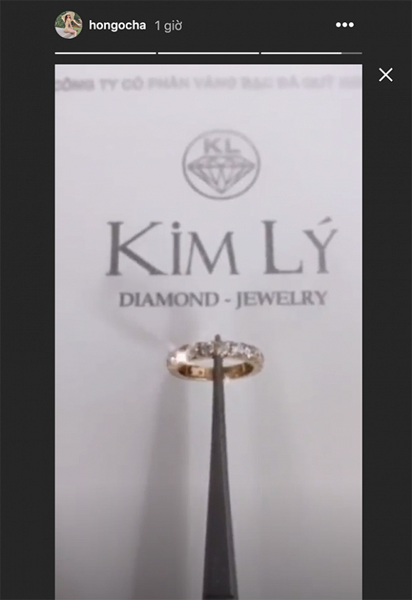Ngày lễ tình nhân đang cận kề, động thái mới nhất của cặp đôi Hà Hồ - Kim Lý không khỏi khiến công chúng thích thú. Cụ thể, trên story instagram, Hà Hồ đã chia sẻ hình ảnh chiếc nhẫn kim cương lấp lánh. Phía sau là dòng chữ 