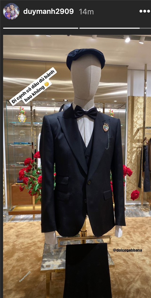 Chú rể Duy Mạnh cũng khoe suit mặc ngày cưới của mình.