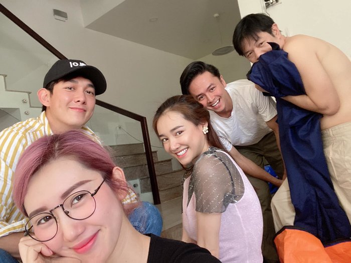 Mới đây, Song Luân bất ngờ chia sẻ hình ảnh anh cùng các đồng nghiệp Nhã Phương, Văn Anh, Thúy Ngân tụ tập tại nhà Thái Hòa. Việc 5 người họp mặt khiến cư dân mạng không khỏi đồn đoán họ đang chuẩn bị hợp tác trong một dự án điện ảnh mới. Cách đây không lâu, Nhã Phương cũng bật mí năm 2020 sẽ quay trở lại màn ảnh rộng khiến suy luận này thêm phần chắc chắn. Chưa biết kịch bản sẽ hấp dẫn thế nào nhưng sự góp mặt của những gương mặt tài năng này cũng đã đủ tạo nên một sức hút không nhỏ với khán giả.