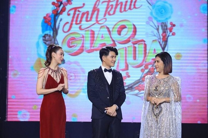 Cùng tham gia vào một chương trình mới đây, MC Vũ Mạnh Cường có dịp “bóc phốt” đàn chị Cát Tường: “Chị Tường nói chuyện tình yêu nghe rất nhẹ nhàng, từng trải. Nhưng khi đối diện những cuộc tình, chị lúc nào cũng cuồng nhiệt, đậm đà và thiếu kiểm soát”. Trước nhận xét của đàn em, 'bà mối' Cát Tường lập tức phản ứng, phủ nhận việc mình yêu thiếu kiểm soát. “Em nói như thể em yêu chị vậy. Chị không kiểm soát hồi nào? Khi yêu chị rất cuồng nhiệt, nhưng là cuồng nhiệt trong sự tỉnh táo”, cô chia sẻ.