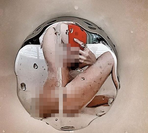 Mới đây, giữa nghi án chia tay chồng ngoại quốc giấu mặt, Elly Trần đăng ảnh nude hoàn toàn và viết: 