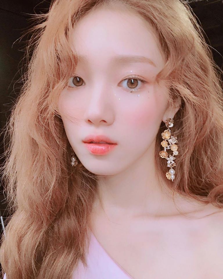 Lee Sung Kyung kết hợp son hồng san hô với kiểu trang điểm trái đào cực hot