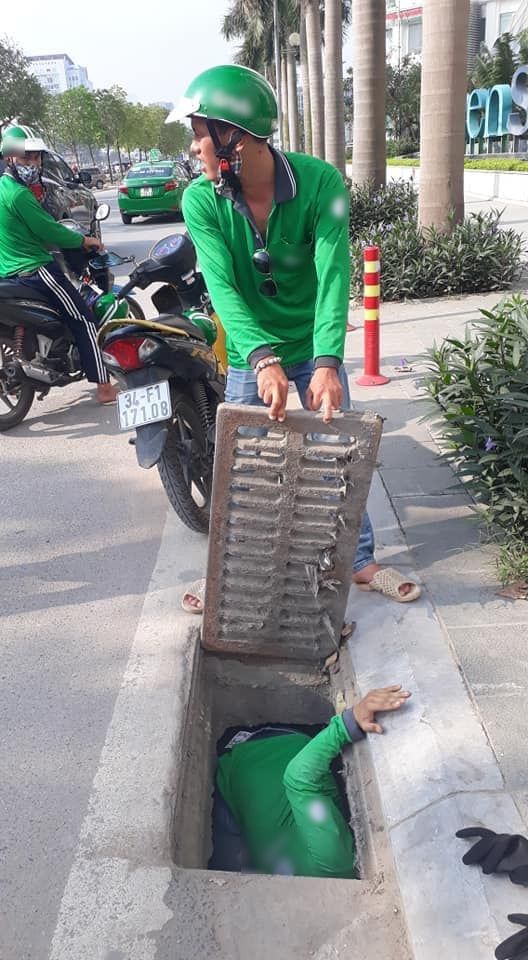 Tài xế Grab nhảy xuống cống tìm thẻ ATM giúp nữ du khách.
