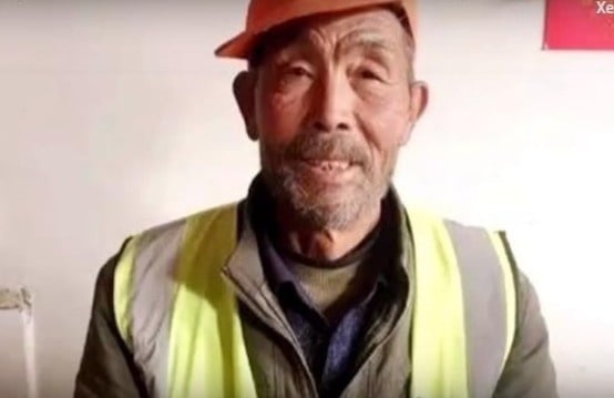 Chân dung ông cụ dọn vệ sinh tốt bụng