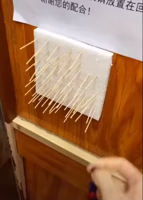 Tăm được để sẵn trong thang máy.