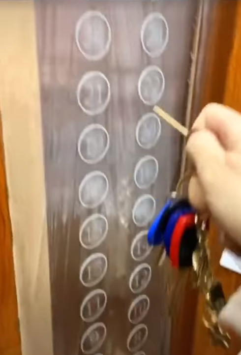 Người đi thang máy rút một que tăm để bấm số tầng tay vì dùng tay chạm trực tiếp.