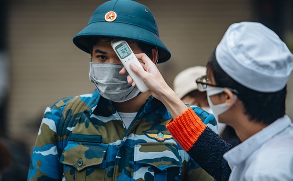 Các tân binh được đo thân nhiệt trước khi lên đường nhập ngũ.