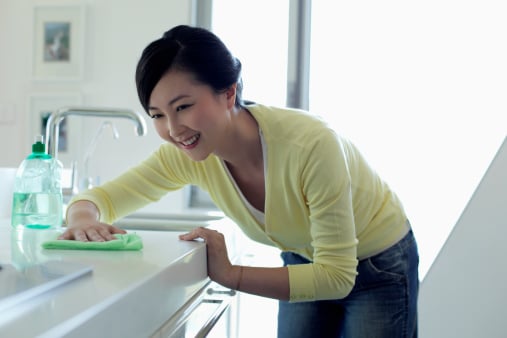 Sử dụng giấm ăn giúp lau  dọn tủ bếp nhanh hơn