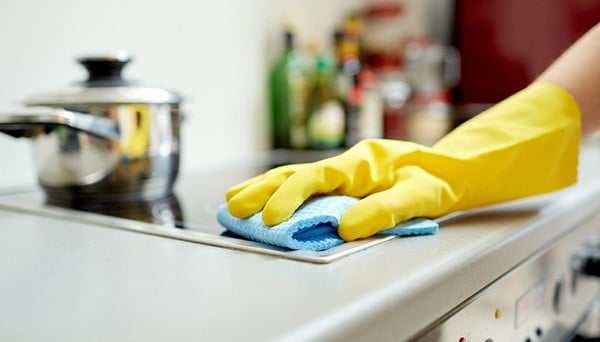 Dùng nước giấm rượu giúp tẩy vết bẩn trong nhà bếp hiệu quả