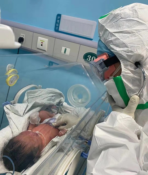 Trường hợp bé sơ sinh dương tính với nCoV chỉ 30 giờ sau sinh làm dấy lên lo sợ virus truyền từ mẹ sang con