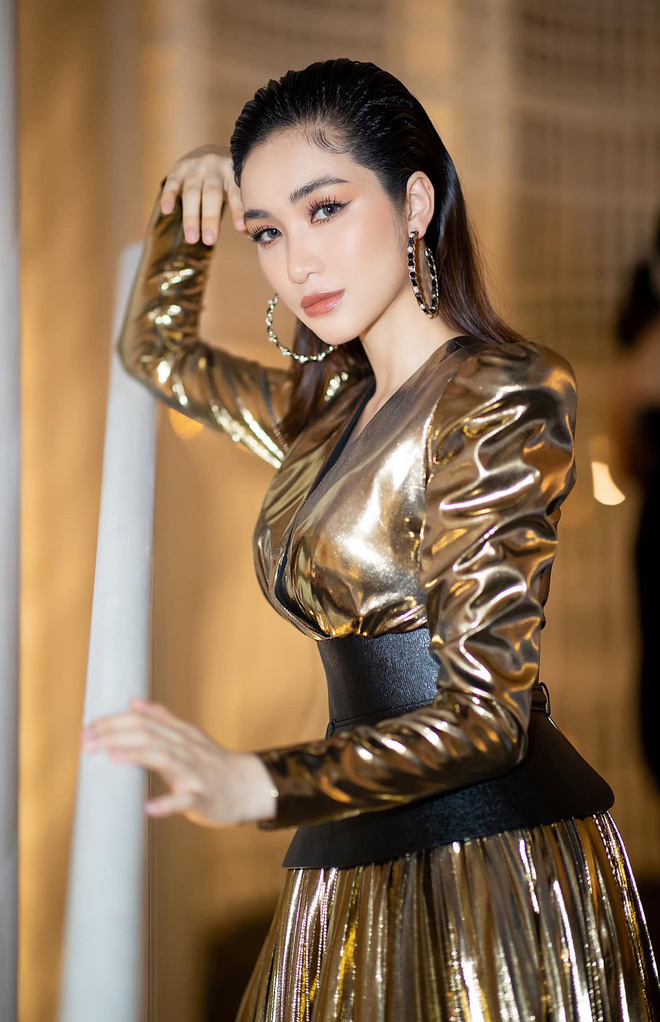 Mới đây, khi xuất hiện tại một sự kiện giải trí, Hòa Minzy đã thoải mái trả lời về chuyện kết hôn và sinh con với bạn trai thiếu gia. “Em luôn luôn có mong muốn nuôi em trai ăn học, công việc xong xuôi mới nghĩ đến việc kết hôn. Kết hôn với em cũng không quan trọng bằng việc mình sống cùng người mình yêu và hạnh phúc thế nào. Với cả em cũng phải có hai đứa em mới kết hôn”, Hòa Minzy nói. Trước đó, tin đồn Hòa Minzy bí mật sinh con đầu lòng là chủ đề gây bàn tán của công chúng. Vào dịp Tết Nguyên Đán vừa qua, nữ ca sĩ cũng đã đón năm mới ở quê nhà bạn trai.