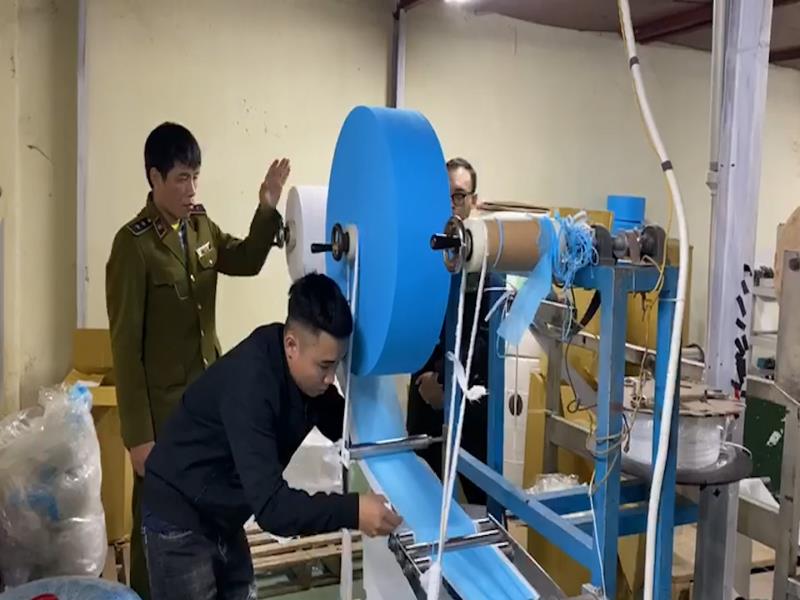 Phát hiện cơ sở sản xuất khẩu trang giả từ...giấy vệ sinh ở Hà Nội.