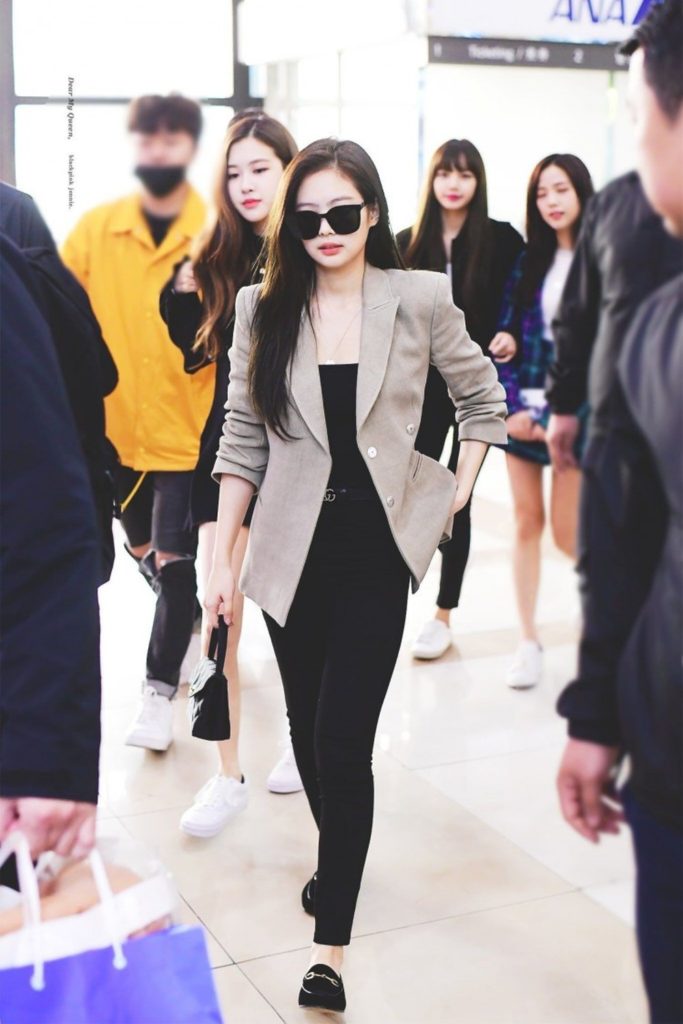 Những chị em nào thích phong cách mạnh mẽ như menswear thì hãy tham khảo cách phối legging với blazer cực sang và khí chất này của Jennie.