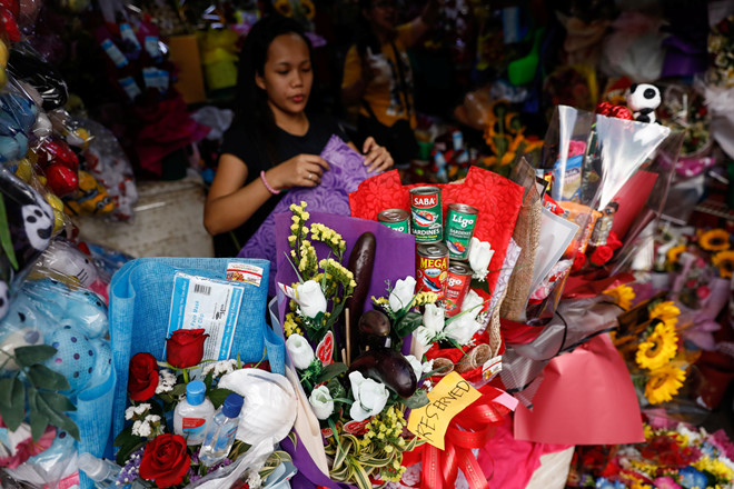 Một cửa hàng hoa tại thủ đô Manila, Philippines. Dịp Valentine năm nay, hoa chỉ là phụ, khẩu trang và nước rửa tay mới là món quà chính.