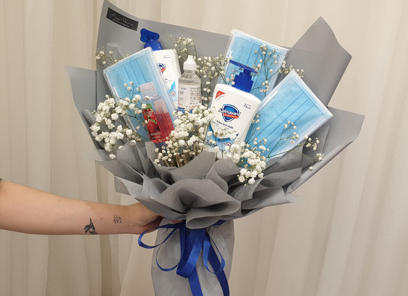 Khẩu trang, nước rửa tay trở thành món quà Valentine có giá trị ở thời điểm hiện tại.