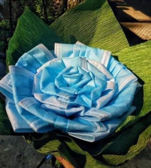 Một bông hoa làm từ khẩu trang cho các cặp tình nhân trong dịp Valentine năm nay.