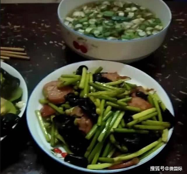 Những cây tỏi của cậu bé chưa kịp mang đến lớp nộp thì đã bị mẹ vặt trơ trụi để xào nấu.