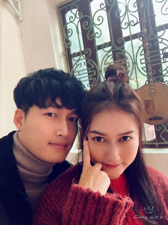 Sau cuộc hôn nhân đầu đổ vỡ, diễn viên Nguyễn Hương Giang 'Con nhà người ta' hẹn hò với diễn viên Đình Tú. Tuy nhiên, trong ngày Valentine vừa qua, diễn viên Hương Giang gây chú ý khi chia sẻ: “Quý vị đừng đào xới đời tư của tui nữa nhé! Khi nào có 1 chàng trai tự hào nói với cả thế giới rằng chúng tôi yêu nhau, thì đó mới là người đàn ông của tui nhé! Giờ chưa có, ok!”. Chia sẻ này khiến nhiều người khó hiểu bởi cách đây ít ngày, Đình Tú và Hương Giang vẫn bình luận vui vẻ trên trang cá nhân.