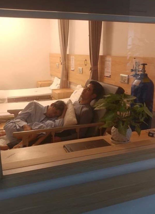 Khoảnh khắc cụ ông đau ốm nằm ngủ trong lòng con trai khiến bao người cảm động.