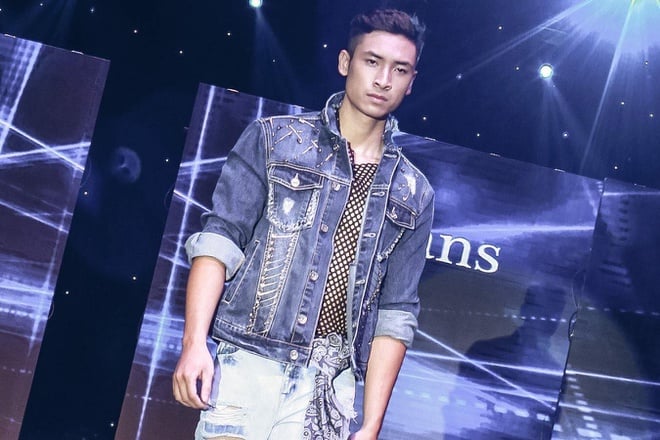Nam người mẫu trên sàn catwalk.