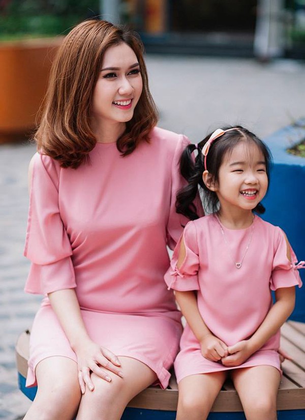 Diễn viên Nguyễn Hương Giang và con gái.