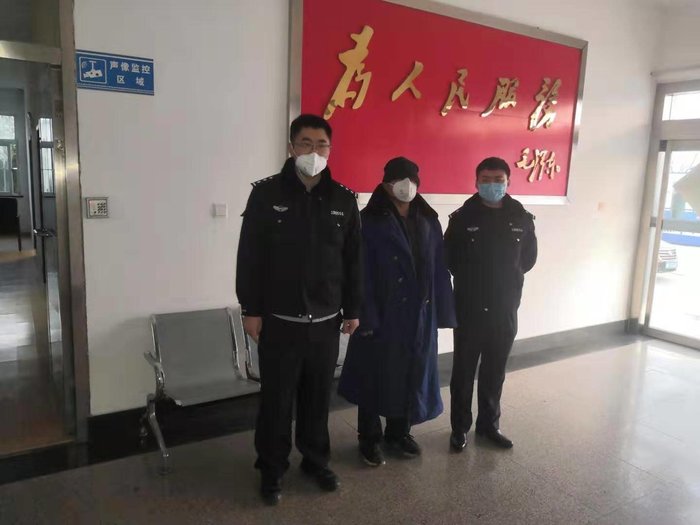 Một người đàn ông nói dối về việc mình đến từ Vũ Hán để được ăn uống miễn phí.