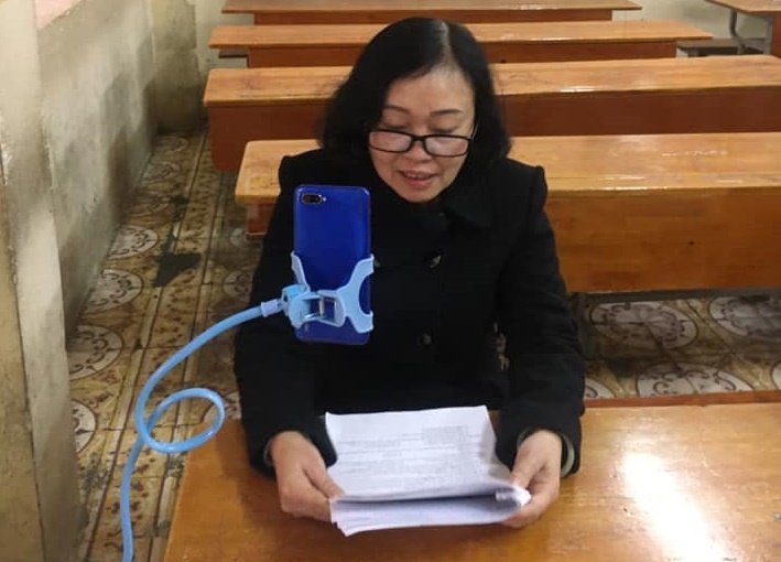Một cô giáo ở tuổi U50 tập tành làm streammer để truyền tải kiến thức cho học trò.