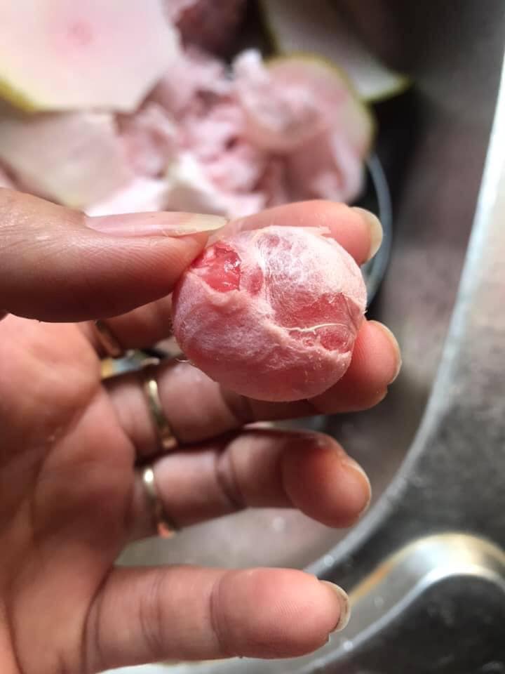 Quả bưởi da xanh mà cô gái mua 50k.