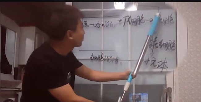 Thầy giáo tận dụng mọi đồ vật trong nhà để phục vụ cho buổi livestream dạy học.