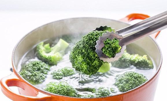 Không cắt rau trước khi rửa khiến rau mất chất