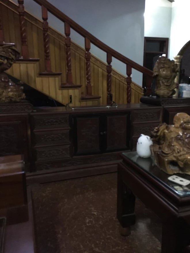 Chỗ để tivi chỉ còn lại chiếc giá đỡ.