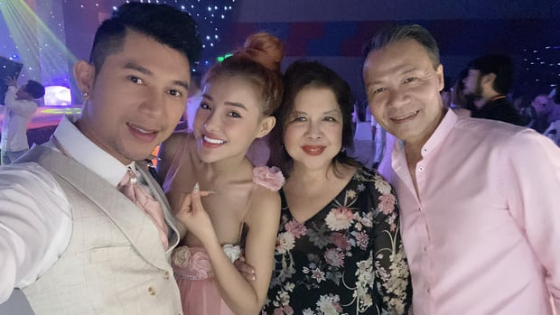 Trên trang cá nhân, Lương Bằng Quang đã chia sẻ loạt ảnh diện vest bảnh bao sánh đôi với Ngân 98. Đáng chú ý, nam ca sĩ viết: 