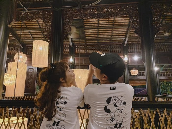 Mới đây trên trang cá nhân của mình, Nhã Phương thực sự khiến nhiều người trầm trồ khi khoe loạt ảnh diện đồ đôi tone-sur-tone cùng với ông xã Trường Giang. Nữ diễn viên Tuổi thanh xuân còn hào hứng chia sẻ rằng, những khoảnh khắc này chính là lúc hai vợ chồng trốn con để “đi Valentine bù”. Cả hai thoải mái khoe những hình ảnh ngọt ngào trong “bữa tiệc valentine bù” như thuở mới yêu khiến ai nấy đều ghen tị. Nhiều lời khen đã được dành cho vợ chồng Trường Giang – Nhã Phương. Nhiều người còn nói rằng, Nhã Phương ngày càng đằm thắm và xinh đẹp hơn, nụ cười của nữ diễn viên là minh chứng cho hạnh phúc mà cô và ông xã đang có.