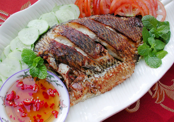 Chọn cá tươi ngon trước khi rán