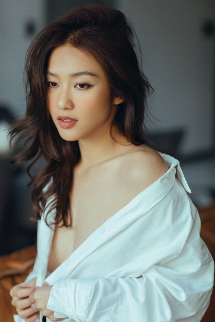 Mới đây, Khả Ngân bất ngờ tung trọn bộ ảnh khoe thân hình gợi cảm, quyến rũ không kém cạnh bất kỳ mỹ nhân Vbiz nào. Đây cũng là bộ ảnh đầu tiên của cô trong năm 2020, bước đầu cho quá trình “lột xác” hình ảnh bản thân. Thông qua bộ ảnh này cũng có thể thấy, nếu như các mỹ nhân Vbiz luôn nỗ lực tập luyện, kể cả can thiệp “dao kéo” để có body gợi cảm thì Khả Ngân lại luôn thoải mái với số đo ba vòng chưa đạt chuẩn của mình. Dù không có vòng 1 khủng nhưng sự tự tin và thần thái của nữ diễn viên sinh năm 1997 không thể phủ nhận. Với bộ ảnh này, Khả Ngân cho biết ở độ tuổi 22, cô hoàn toàn phù hợp để gợi cảm nên rất sẵn sàng thực hiện. Song tất cả các bức hình đều cố gắng đến mức tối đa truyền tải tinh thần nghệ thuật và không gây phản cảm.
