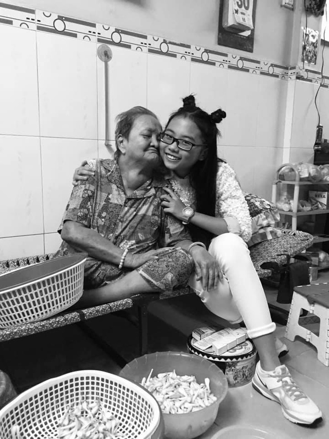 Mới đây, Phương Mỹ Chi chia sẻ trên trang cá nhân việc bà ngoại qua đời. Cô đăng ảnh chụp cùng bà ngoại khi còn sống. Nữ ca sĩ viết: “Ngoại ơi, lòng con hiện giờ trống rỗng, chỉ thấy mất mát rất lớn và buồn rất nhiều. Con có rất nhiều điều muốn nói, muốn viết nhưng mọi điều con muốn dù dài hay ngắn cũng chỉ gói gọn 5 chữ ‘Con thương ngoại rất nhiều’”. Nhìn hình ảnh xúc động của Phương Mỹ Chi bên bà ngoại, khán giả đồng loạt gửi đến cô lời an ủi, động viên. Người hâm mộ mong cô mạnh mẽ vượt qua giai đoạn khó khăn. Phương Mỹ Chi cũng thường xuyên đăng ảnh bên ông bà. Qua những chia sẻ của cô trên trang cá nhân, có thể thấy cô gắn bó và dành nhiều tình thương cho ông bà.
