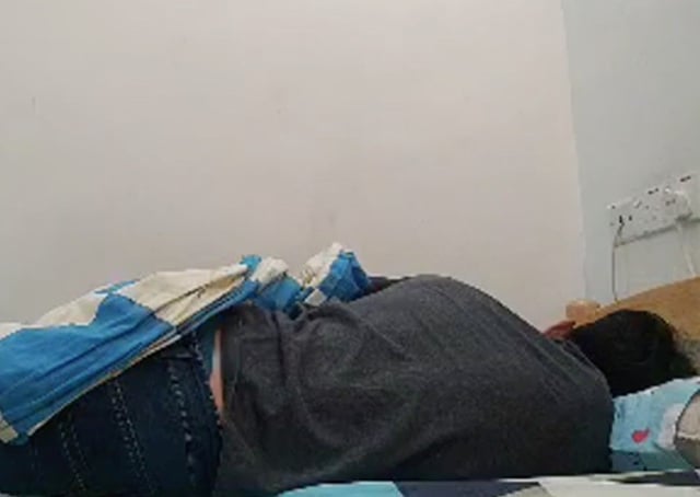 Chỉ nằm ngủ trong lúc livestream mà anh chàng cũng thu về bộn tiền.