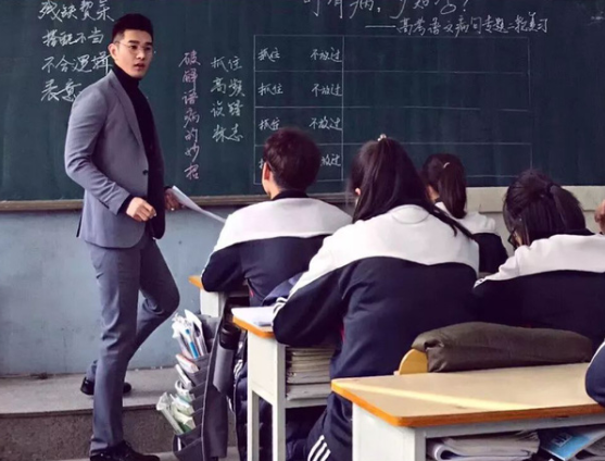 Thầy giáo mặc vest đứng trên bục giảng khiến hội nữ sinh không khỏi xuýt xoa.