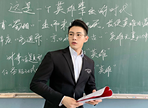 Thầy giáo sở hữu gương mặt điển trai như 