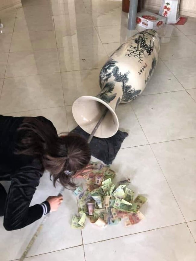 Cô vợ phát hiện quỹ đen của chồng bên trong chiếc bình cổ.