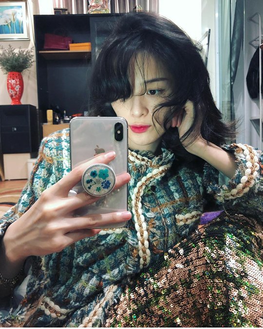 Mới đây, Hạ Vi đăng tải hình ảnh mới của bản thân lên Instagram. Trong ảnh, nữ diễn viên để tóc tai bơ phờ, lộ một phần gương mặt hốc hác. Bàn tay của “nàng Tấm” cũng chỉ có da bọc xương, gân xanh nổi lên nhìn thấy rõ rệt khiến dân mạng hoang mang. Dù đã make-up nhẹ nhưng nhiều người nhận định thần thái của nữ diễn viên khá mệt mỏi. Việc xuất hiện với vẻ ngoài xuề xòa của “mỹ nữ vạn người mê” lập tức thu hút sự quan tâm. Nhiều người cho rằng từ khi chia tay Cường Đô La, Hạ Vi ít chăm chút bản thân hơn, số khác lại cho rằng nữ diễn viên vẫn giữ được vẻ ngoài xinh đẹp dù có phần gầy gò, đồng thời động viên cô sớm lấy lại phong độ.