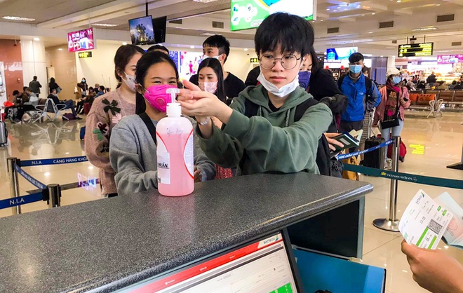 Hành khách rửa tay sát khuẩn trước quầy vé của Bamboo Airways. Ảnh: Bamboo.