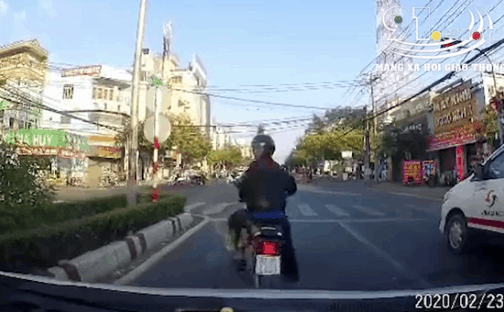 Người đàn ông đi xe tô lao vào đánh người đi xe máy vì lạng lách trước đầu xe của mình. Hình ảnh cắt từ clip.