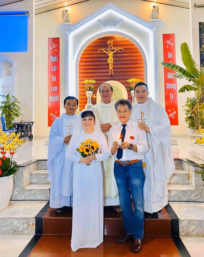 Danh ca Hương Lan chia sẻ hình ảnh lễ cưới của vợ chồng bà tại nhà thờ Ba Giồng, Tiền Giang. Hình ảnh nữ ca sĩ sinh năm 1956 mặc áo dài trắng, cầm hoa bên ông xã dưới sự căn dặn của cha xứ khiến mọi người xúc động. Danh ca viết: 