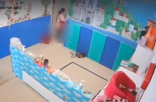 Một đứa trẻ đã bị giáo viên bạo hành vì không đeo khẩu trang khi đến lớp.