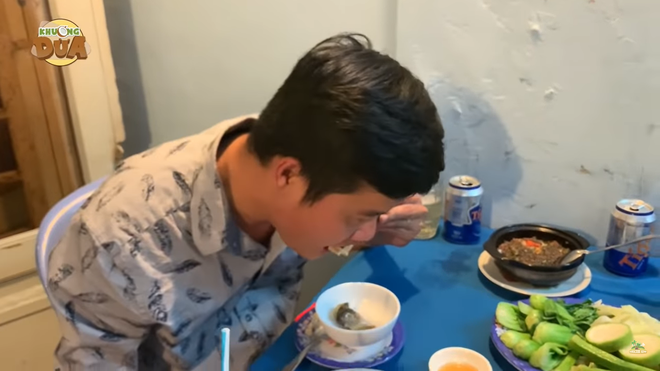 Khương Dừa ăn ở quán của NS Hoàng Lan.